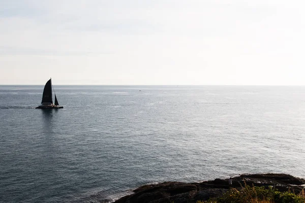 Günbatımında yelkenli