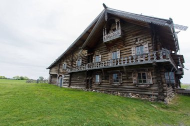 Kizhi adasındaki müzede antik ahşap bir ev.