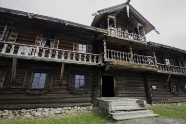 Tahta kirişlerden yapılmış eski bir evin cephesi