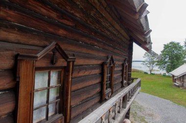 Kizhi adasındaki müzede antik ahşap bir ev.
