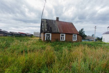 Solovetsky Adası 'ndaki terk edilmiş köy evi.