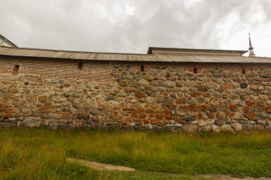 Solovetsky Manastırı 'nın arkasındaki kale duvarı.