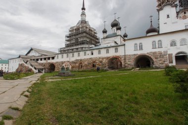 Solovetsky manastırının iç avlusunda. Tapınak yeniden inşa ediliyor.