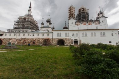 Solovetsky manastırının iç avlusunda. Tapınak yeniden inşa ediliyor.