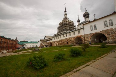 Solovetsky manastırının iç avlusunda. Tapınak B