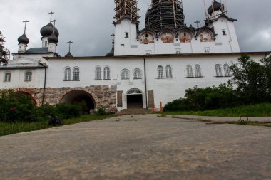 Solovetsky manastırının iç avlusunda. Tapınak B