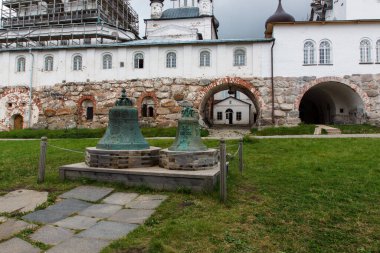 Solovetsky manastırının avlusunda duran iki bronz çan.