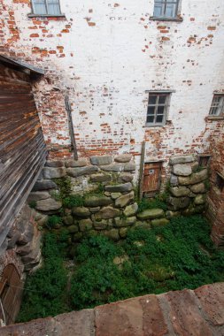 Solovetsky manastırının kale duvarının arkasında. İçerde.