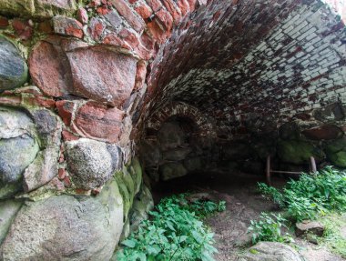 Solovetsky manastırının kale duvarının arkasında. İçerde.