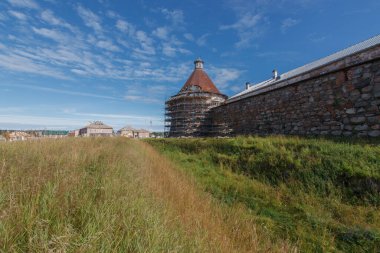 Kale duvarı ve Solovetsky kulesinin yeniden inşası. 