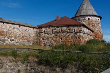 Solovetsky Manastırı 'nın kale duvarı ve kulesi