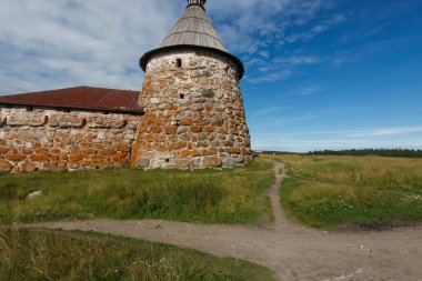 Solovetsky Manastırı 'nın kale duvarı ve kulesi