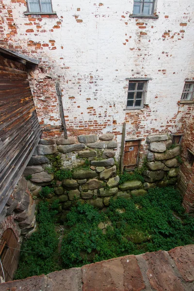 Solovetsky manastırının kale duvarının arkasında. İçerde.