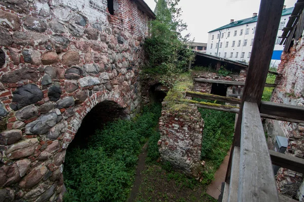 Solovetsky manastırının kale duvarının arkasında. İçerde.