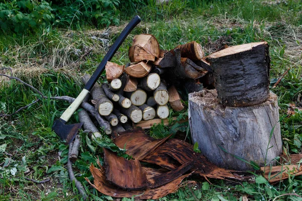 Sågade Valnötstrummor Hackat Körsbärsträ Stubbe Och Yxa — Stockfoto