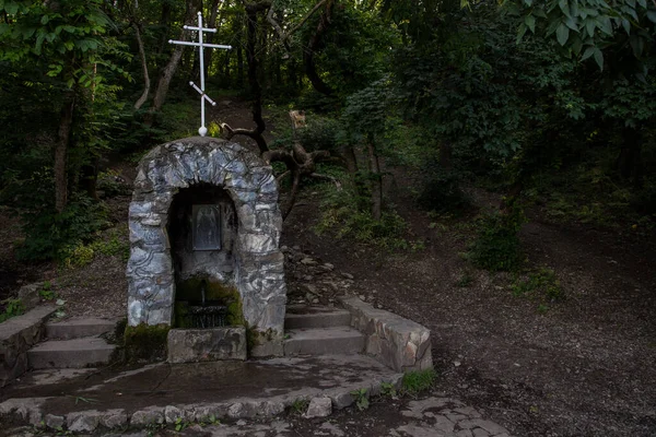 Stavropol bölgesindeki Zmeika Dağı 'nın tepesinde Ortodoks haçı olan taştan bir kemerin içindeki su kaynağı.
