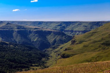Ormanla kaplı yeşil tepeler ve dağlar. Grishkin Işını. Karachay-Çerkesya, Rusya