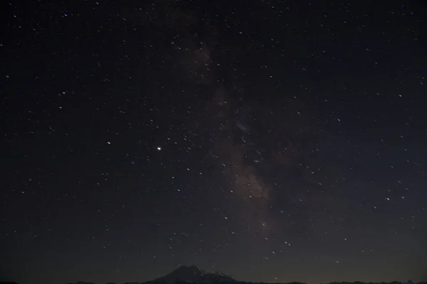 Elbrus ve Samanyolu açık bir gece gökyüzünde. Manzara Bermamyt Platosu, Karachay-Cêess Cumhuriyeti, Rusya