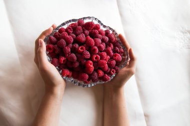 Kristal bir vazoda olgun ahududular