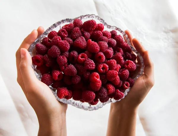 Kristal bir vazoda olgun ahududular