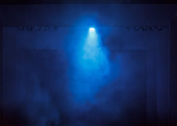 Modrý kouř na pódiu černým Stock Obrázky