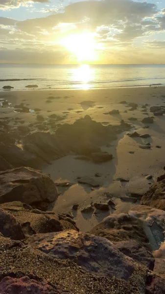 Sol Amarelo Brilhante Nuvens Uma Praia Natural Com Rochas Primeiro — Fotografia de Stock