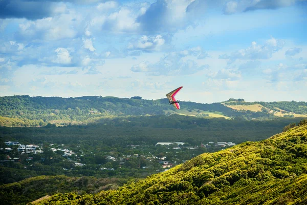 Hang zweefvliegtuig over de vallei — Stockfoto