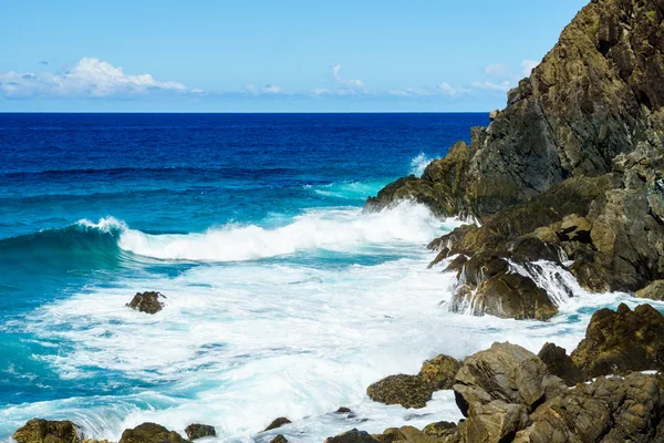 Olas en las rocas — Foto de Stock