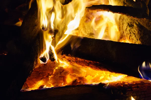 Carbone caldo in un falò — Foto Stock