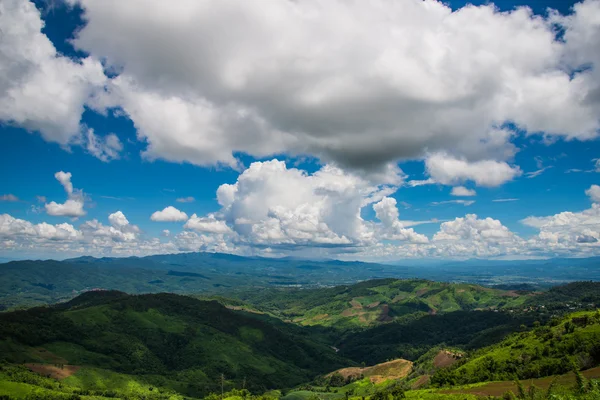 Nube sobre la colina —  Fotos de Stock