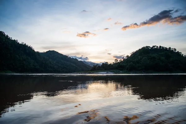 Twiglight в Salween річка — стокове фото