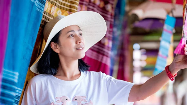 Nan Eyaleti Tayland Seyahat Eden Asyalı Bir Kadının Portresi — Stok fotoğraf