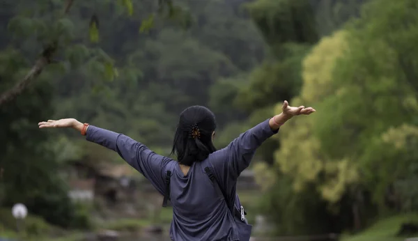 Genç Asyalı Kadınlar Dağın Tepesinde Temiz Havayı Soluyor — Stok fotoğraf