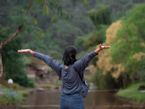 Genç Asyalı Kadınlar Dağın Tepesinde Temiz Havayı Soluyor — Stok fotoğraf