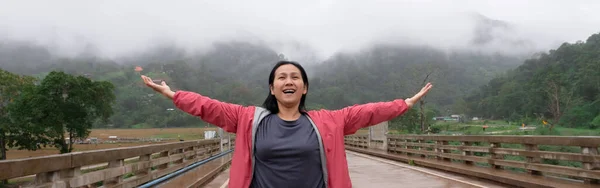 若いアジアの女性は山の上で新鮮な空気を呼吸する — ストック写真