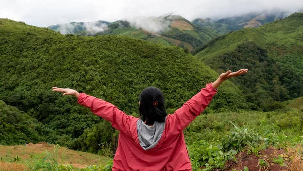 Jóvenes Mujeres Asiáticas Respiran Aire Fresco Cima Montaña —  Fotos de Stock
