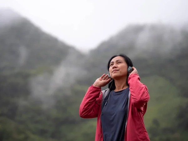 Jóvenes Mujeres Asiáticas Respiran Aire Fresco Cima Montaña —  Fotos de Stock