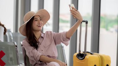 Havaalanında uçağa binmek için bekleyen yolcular dinleniyor.