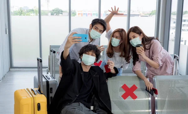 Havaalanında Asya gezginlerinin selfie 'si.