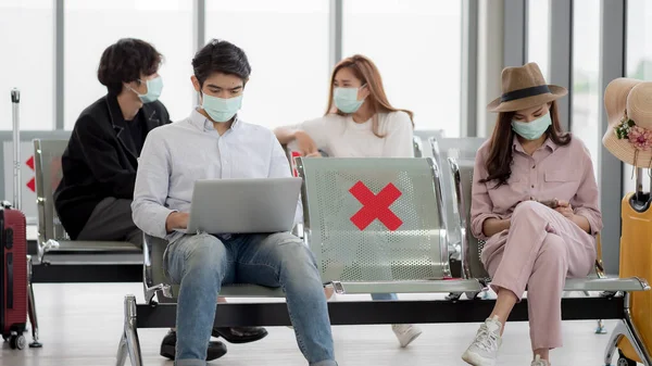 Orang Asia Menunggu Pesawat Bandara — Stok Foto