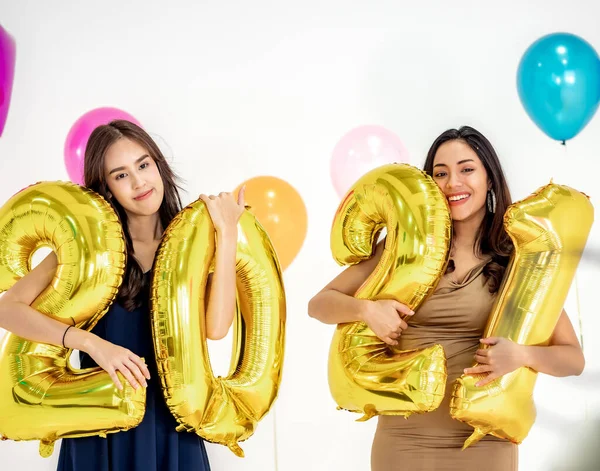 Dos Mujeres Asia Sosteniendo Globo Número 2021 Fiesta Año Nuevo —  Fotos de Stock