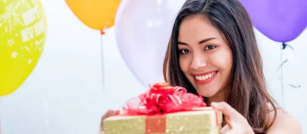 Asia Mujeres Dan Gif Caja Día Navidad —  Fotos de Stock