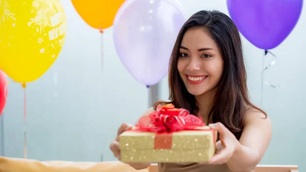 Asia Mujeres Dan Gif Caja Día Navidad —  Fotos de Stock