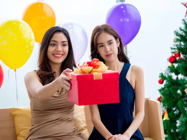 Két Ázsiai Távozik Ajándékdobozzal Karácsony Napján — Stock Fotó