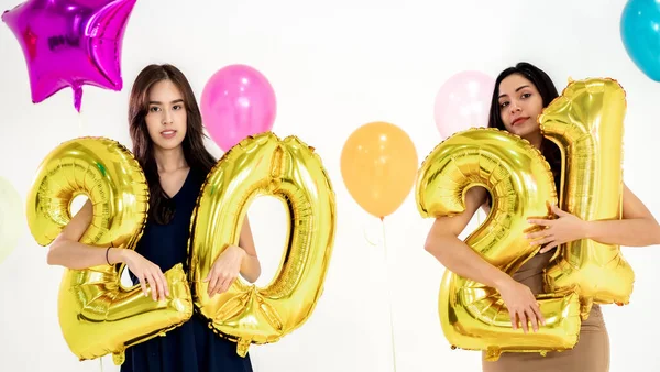 Dos Mujeres Asia Sosteniendo Globo Número 2021 Fiesta Año Nuevo —  Fotos de Stock