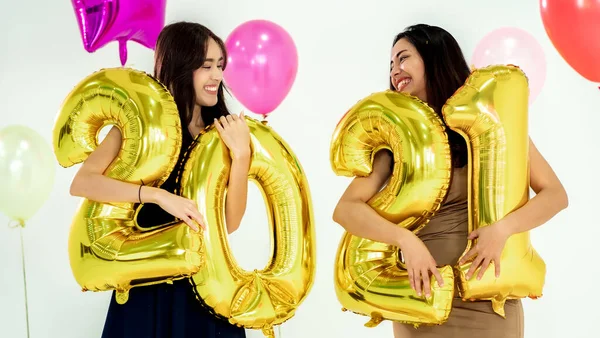 Dos Mujeres Asia Sosteniendo Globo Número 2021 Fiesta Año Nuevo —  Fotos de Stock