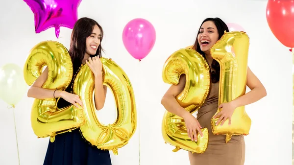 Dos Mujeres Asia Sosteniendo Globo Número 2021 Fiesta Año Nuevo —  Fotos de Stock