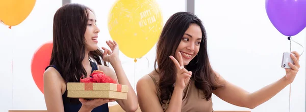 Dos Mujeres Asia Saliendo Con Caja Regalo Día Navidad —  Fotos de Stock