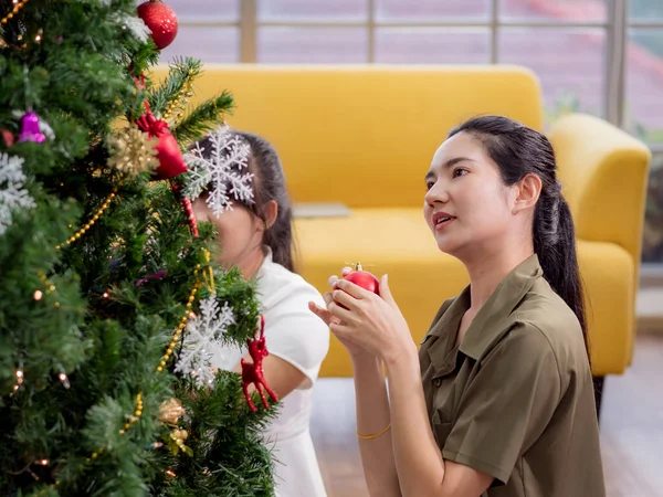 Asyalı Kadınların Portresi Noel Ağacı Süsledi — Stok fotoğraf