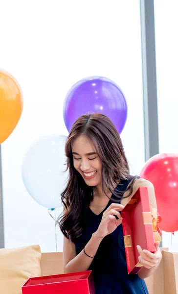 Retrato Mujer Asia Feliz Con Caja Regalo Día Navidad —  Fotos de Stock